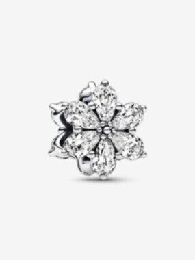 Pandora Sparkling Herbarium Cluster Charm